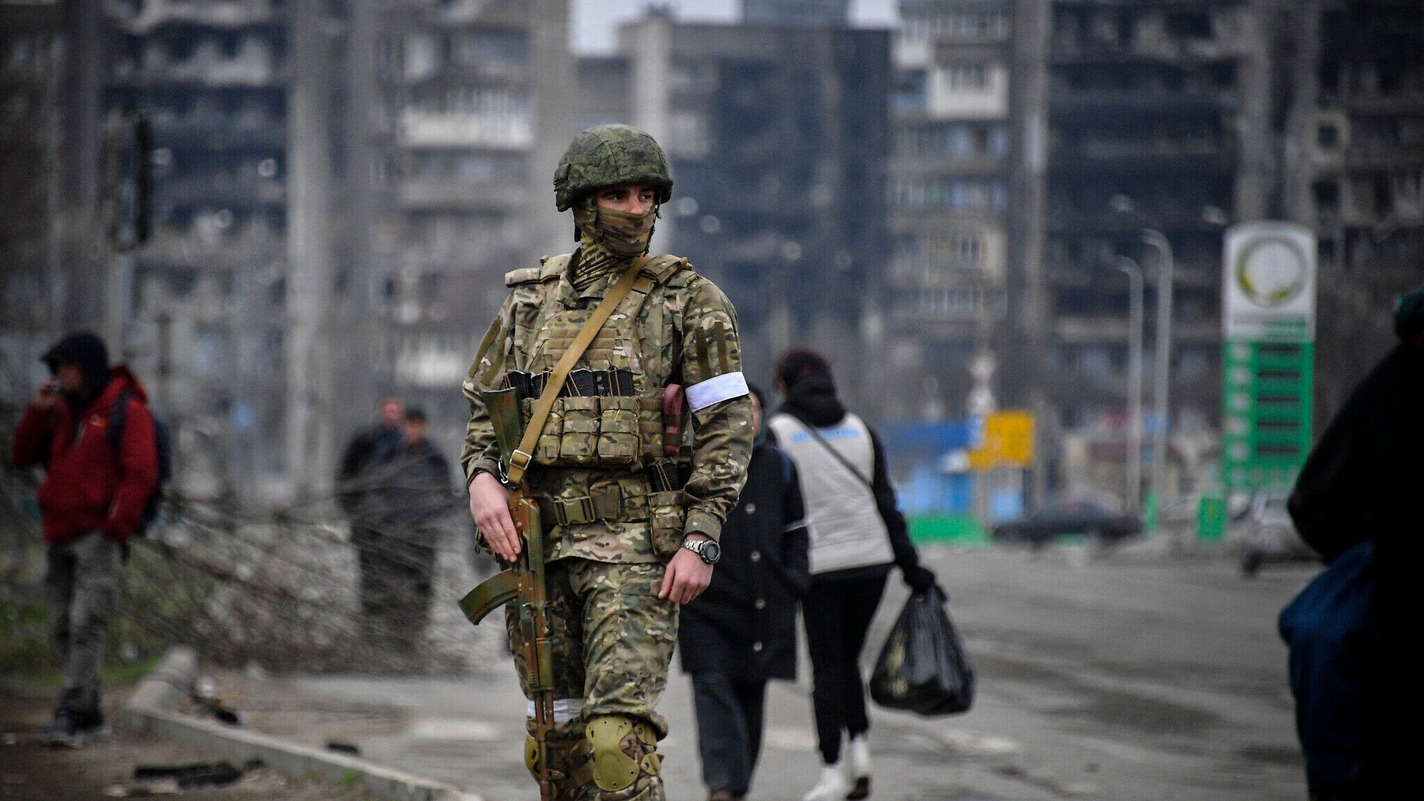 جندي روسي يقوم بدورية في أحد شوارع ماريوبول داخل أوكرانيا في 12 نيسان (أبريل) 2022