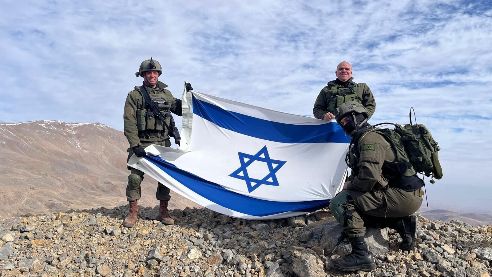 جنود يرفعون علم إسرائيل فوق قمة جبل حرمون في كانون الأول (ديسمبر) 2024
