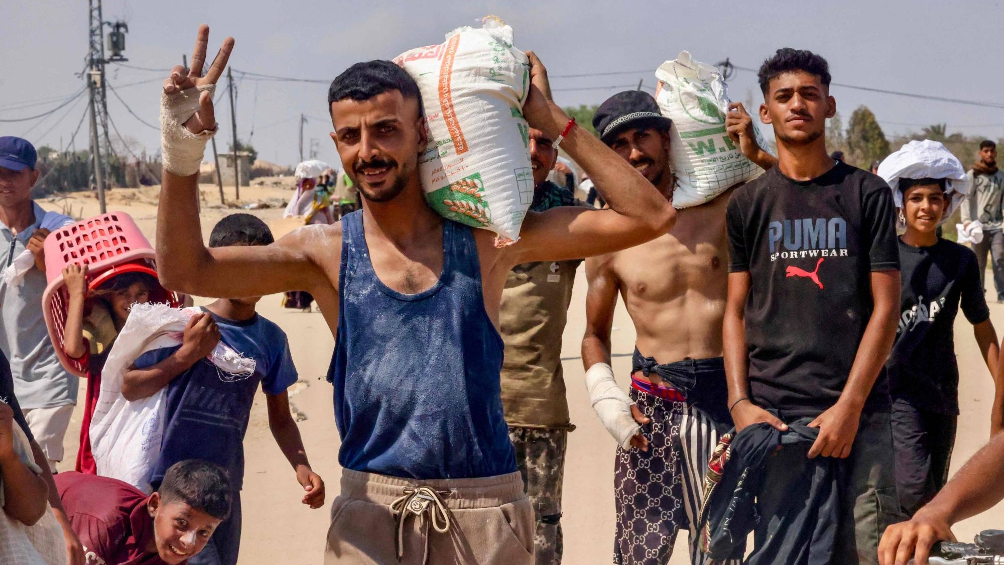 فلسطينيون نجحوا في الحصول على أكياس طحين في رفح