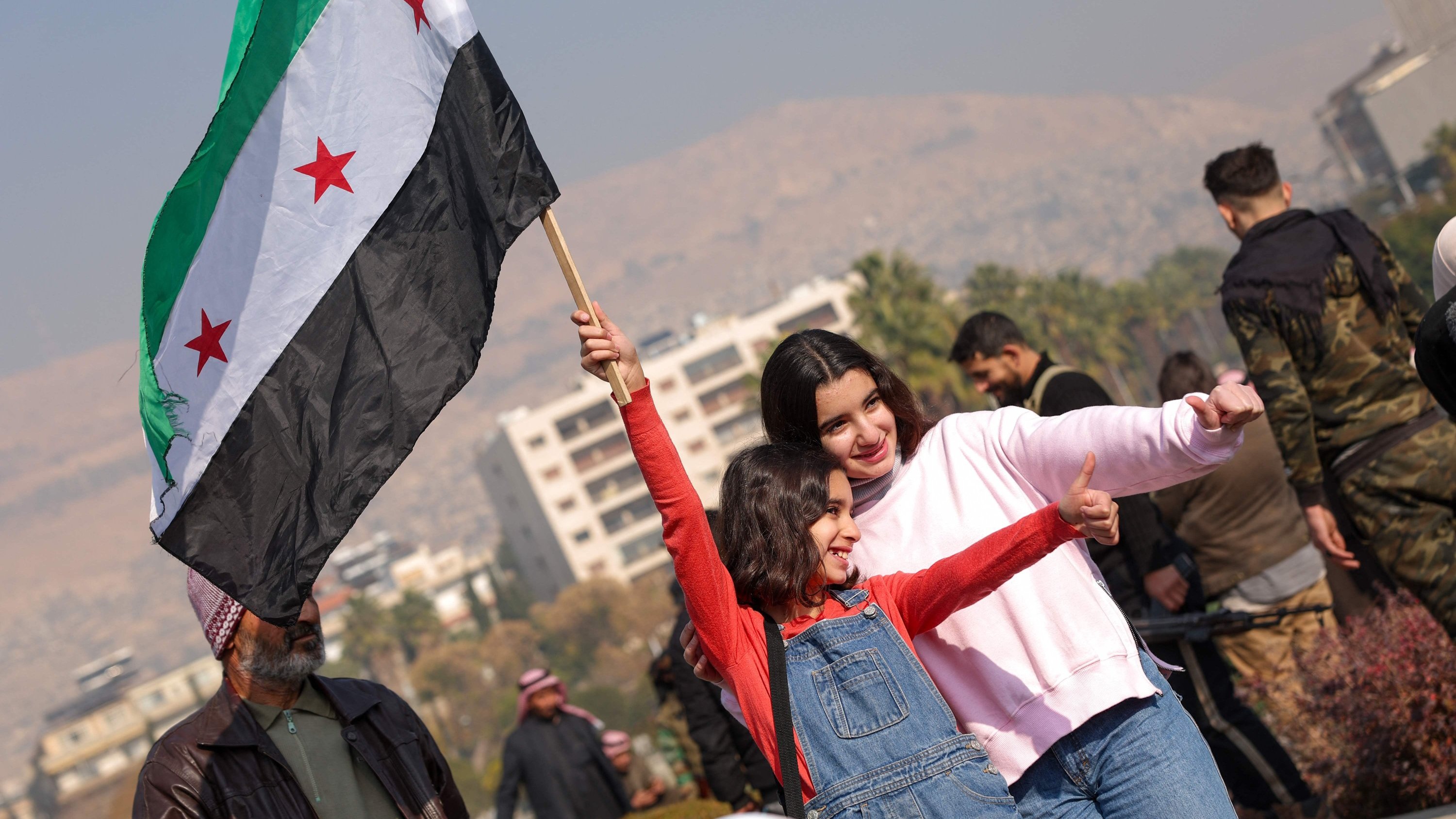 فتاتان سوريتان تلتقطان صورة في دمشق في اليوم التالي لسقوط نظام بشار الأسد