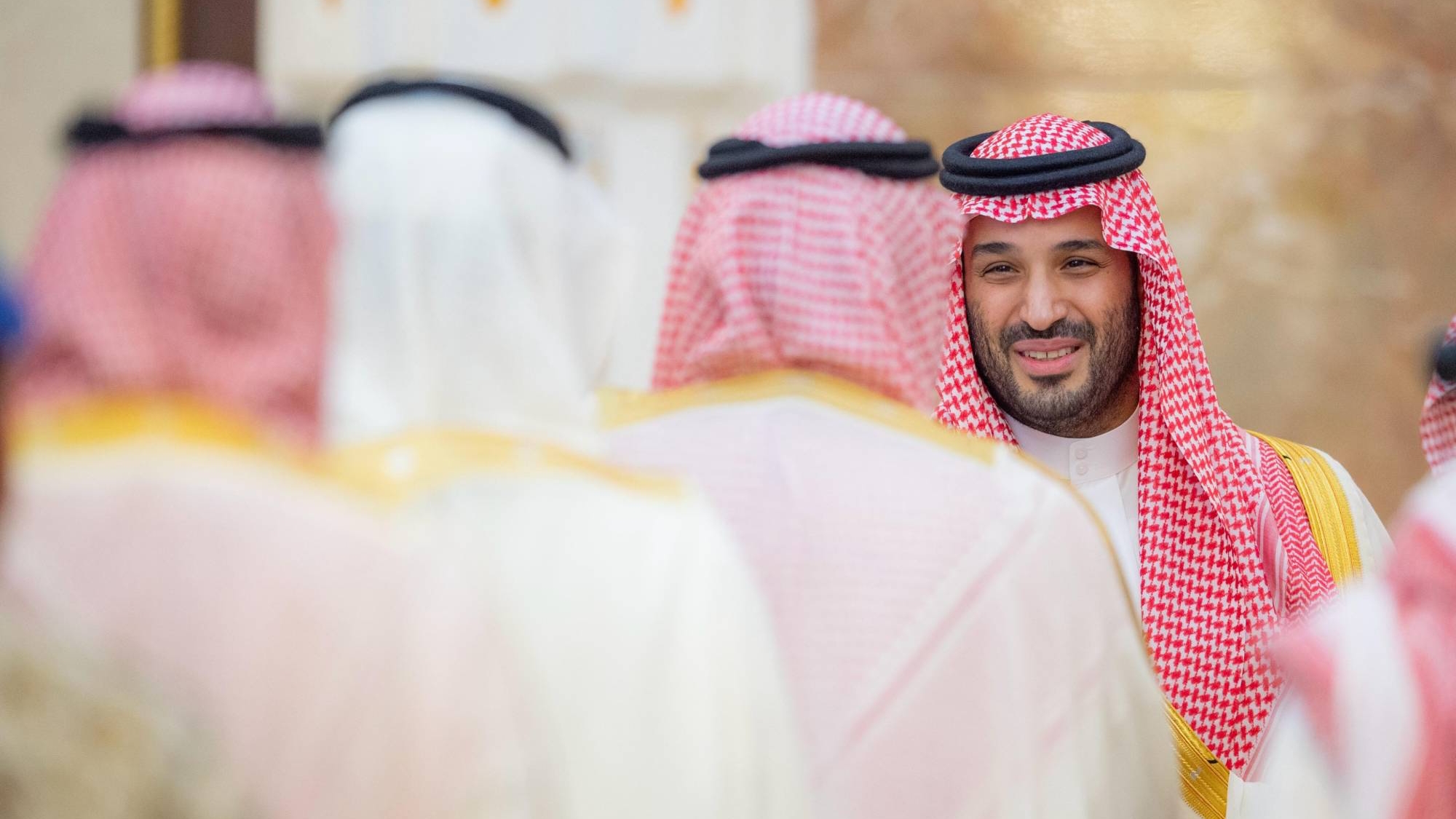 ولي العهد السعودي الأمير محمد بن سلمان مستقبلاً المهنئين بعيد الأضحى الماضي