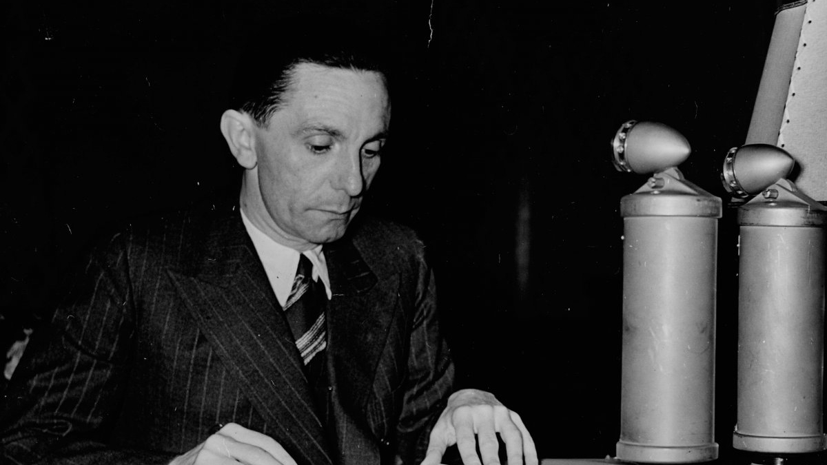 السياسي الألماني النازي بول يوزف غوبلز صاحب مقولة: 