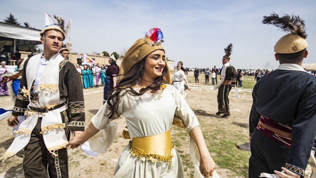 آشوريون سوريون يرتدون أزياء تقليدية يؤدون رقصة احتفالاً بالعام الآشوري الجديد في بلدة القحطانية في سوريا، الأول من نيسان (أبريل) 2022