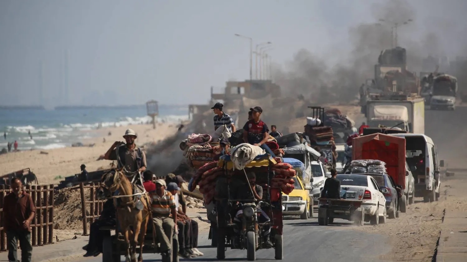 فلسطينيون ينقلون أمتعتهم أثناء إخلائهم مدينة غزة باتجاه المناطق الجنوبية من القطاع