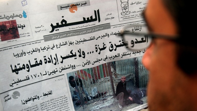 صورة أرشيفية لرجل يطالع عدداً من صحيفة 