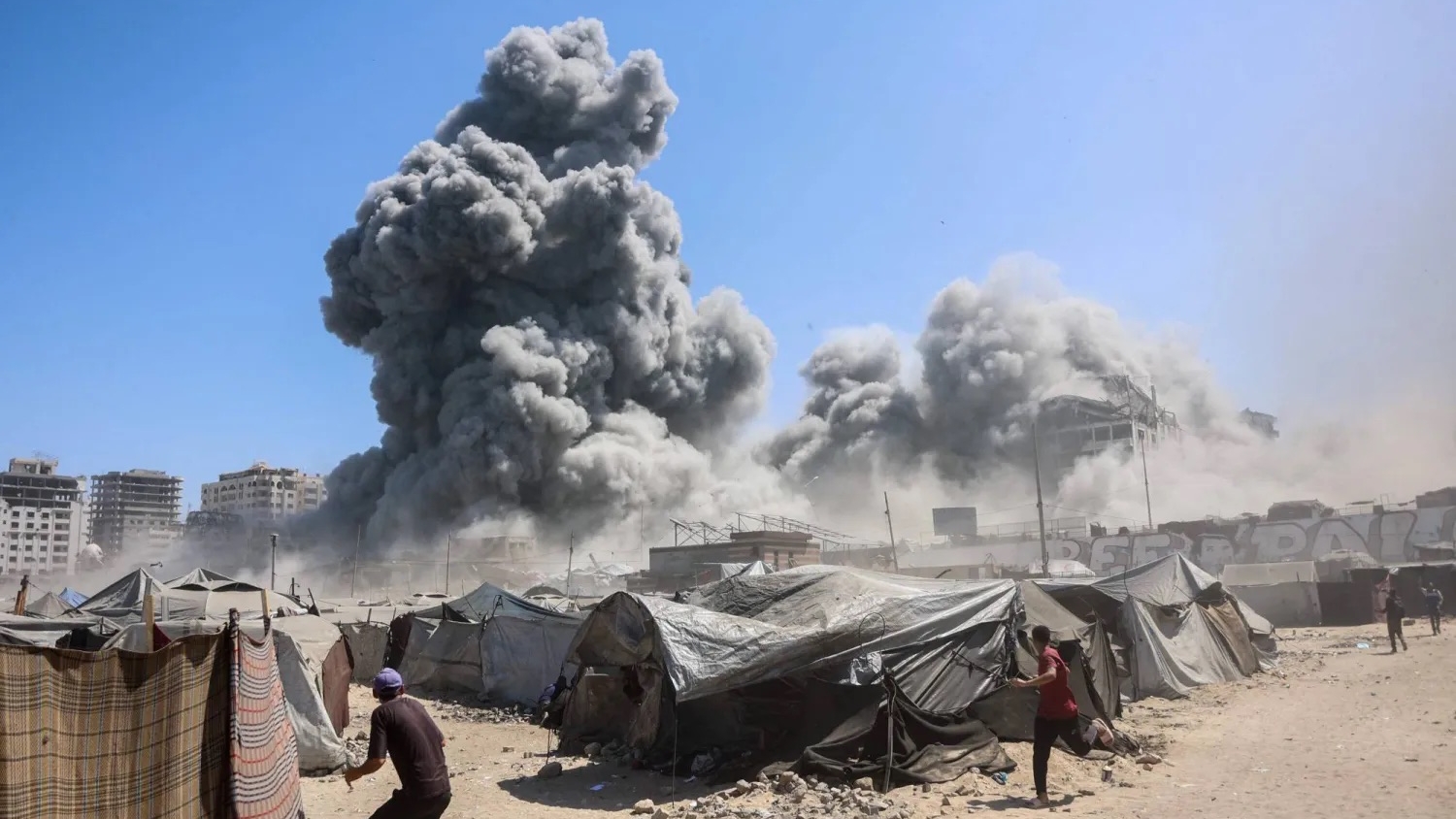 تصاعد الدخان بمدينة غزة بعد غارات إسرائيلية