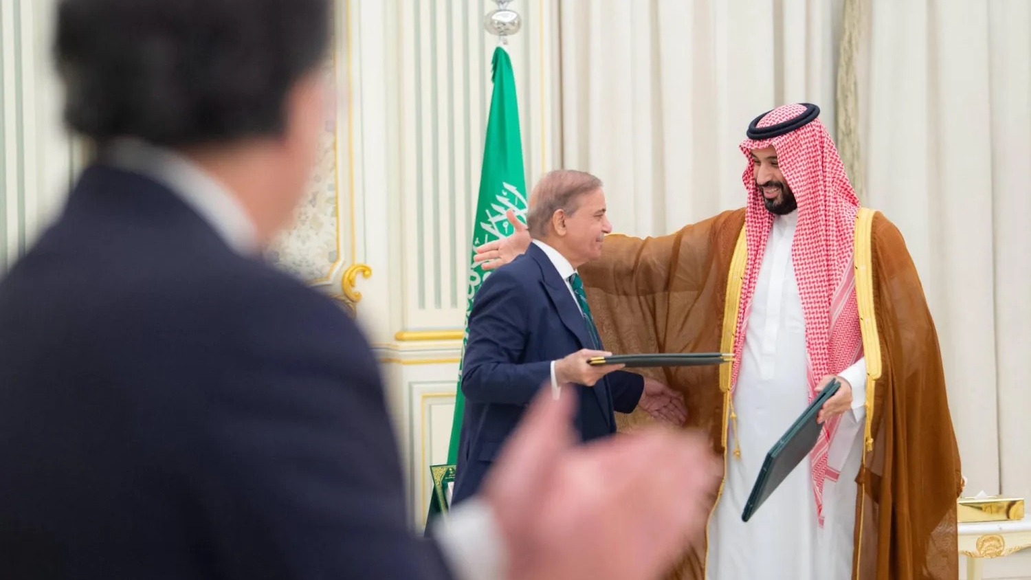 ولي العهد السعودي ورئيس الوزراء الباكستاني لدى توقيعهما اتفاقية الدفاع الاستراتيجي المشترك في الرياض الأربعاء
