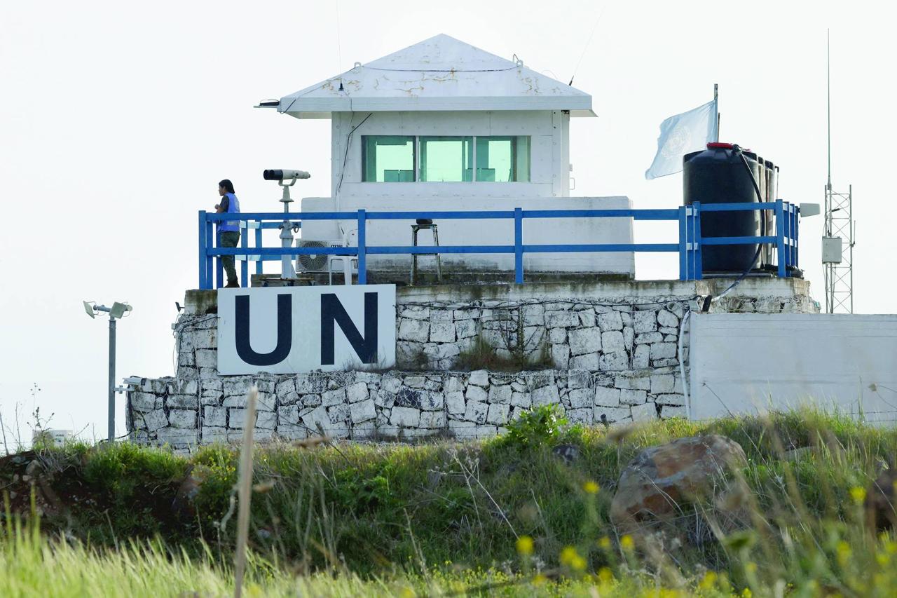 أحد أفراد قوات حفظ السلام التابعة للأمم المتحدة عند برج مراقبة يُطل على جنوب سوريا من مرتفعات الجولان المحتلة في 25 مارس