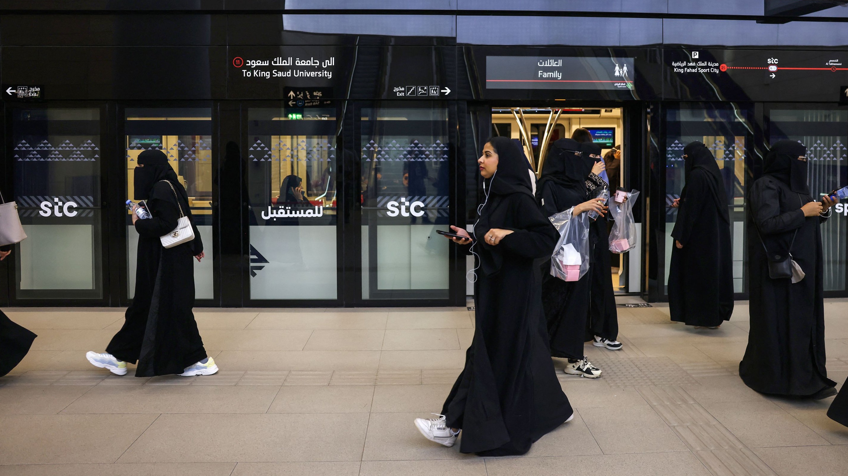 تبرز العديد من المؤشرات على تقدم واستقلال المرأة السعودية