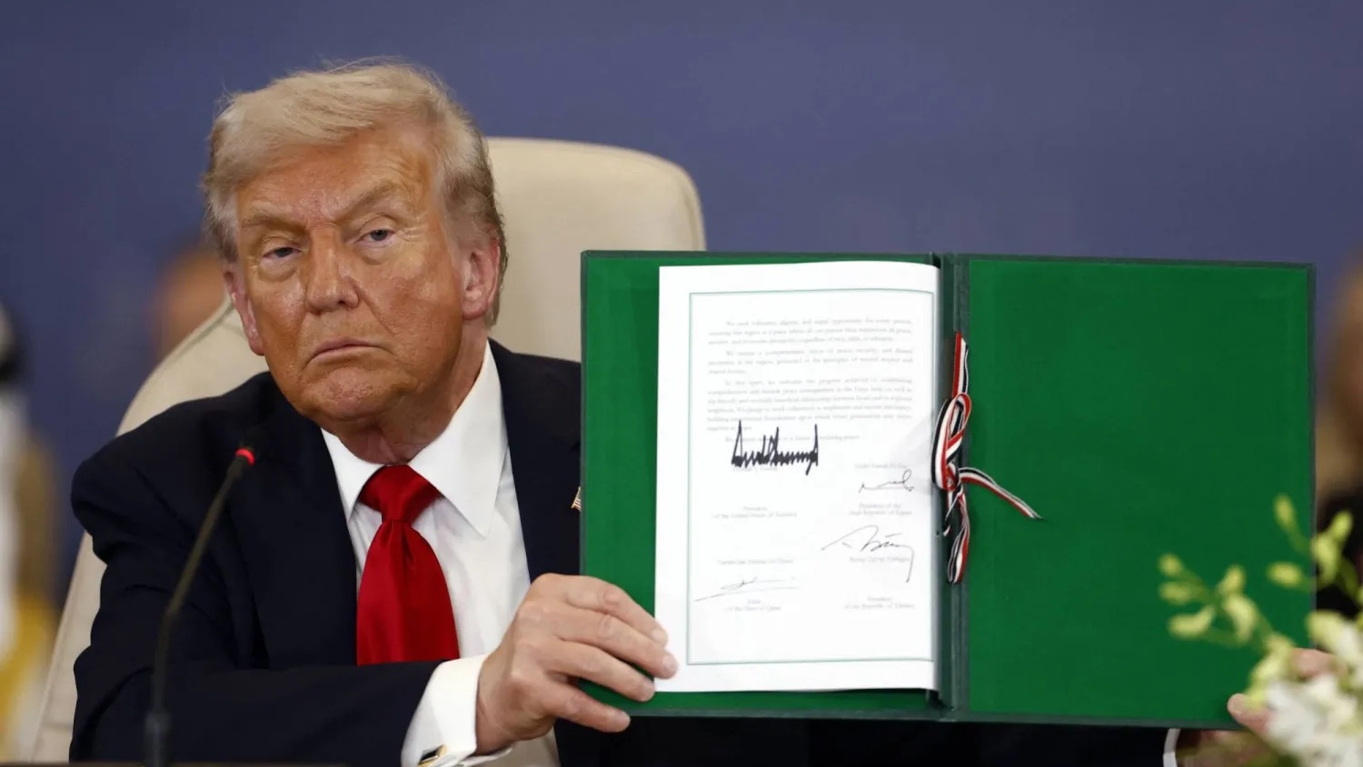 الرئيس الأميركي يوقع وثيقة اتفاق وقف إطلاق النار بغزة في قمة شرم الشيخ