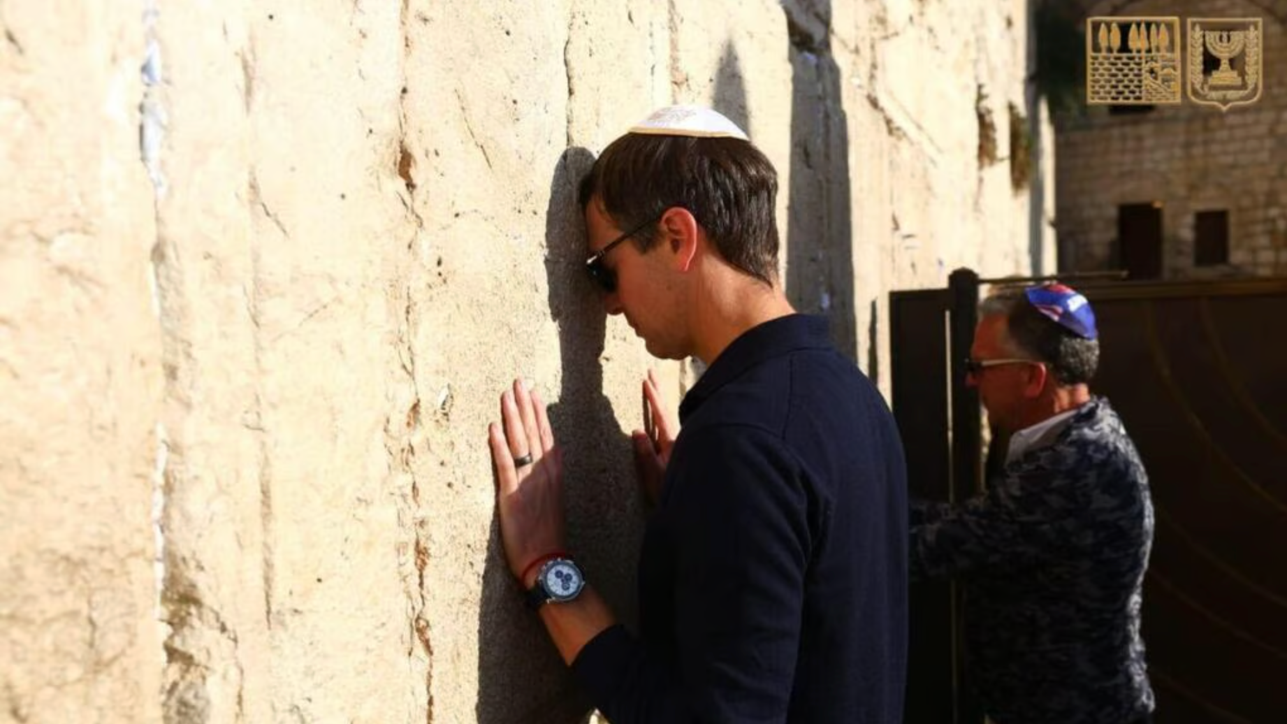 ستيف ويتكوف وجاريد كوشنر أمام حائط المبكى في القدس (Wester Wall Foundation Heritage)