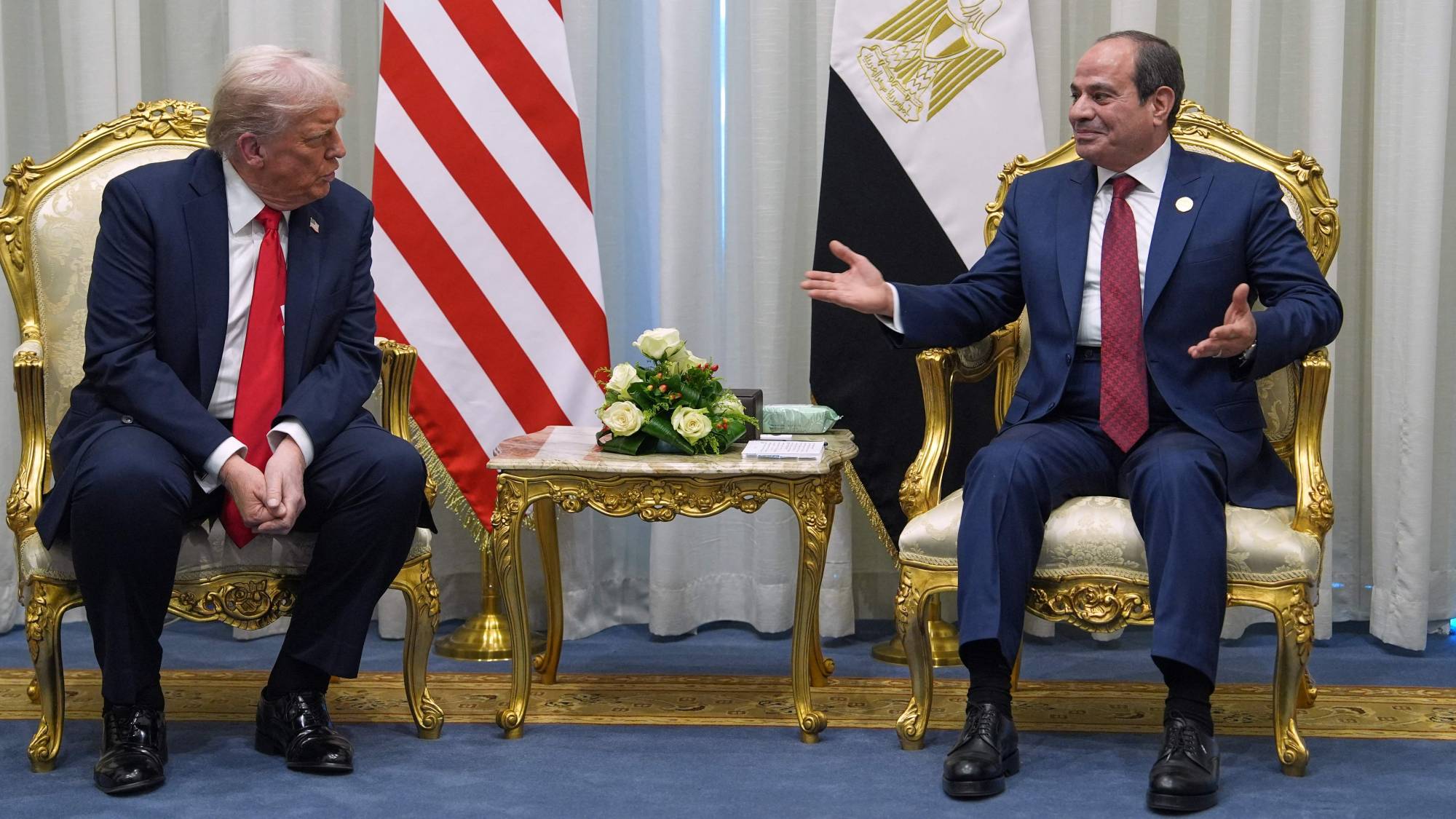 الرئيسان المصري عبد الفتاح السيسي والأميركي دونالد ترامب خلال قمة شرم الشيخ