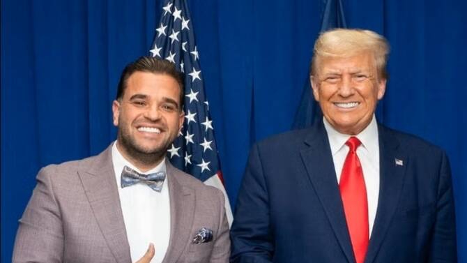 الرئيس الأميركي دونالد ترامب وإلى جانبه مارك سافايا