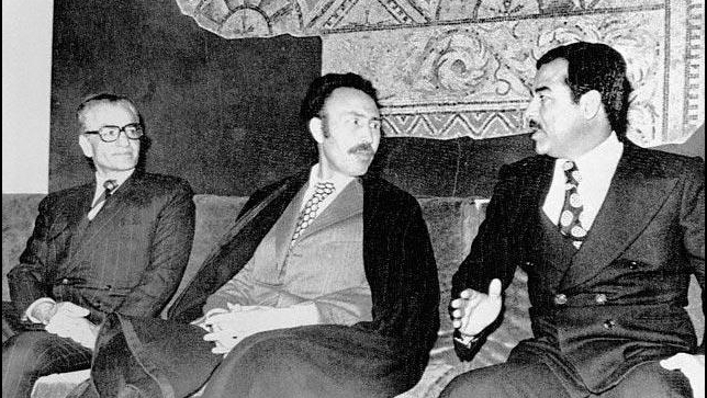 الرئيس الجزائري هواري بومدين يتوسط كل من نائب الرئيس العراقي آنذاك صدام حسين وشاه إيران محمد رضا بهلوي في الجزائر عام 1975