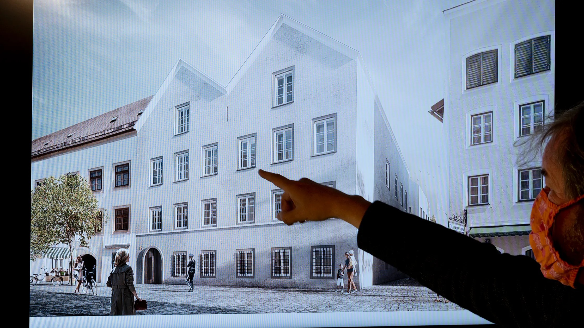 ملصق يظهر المنزل الذي ولد فيه هتلر في النمسا ويجري تحويله إلى مركز لحقوق الإنسان