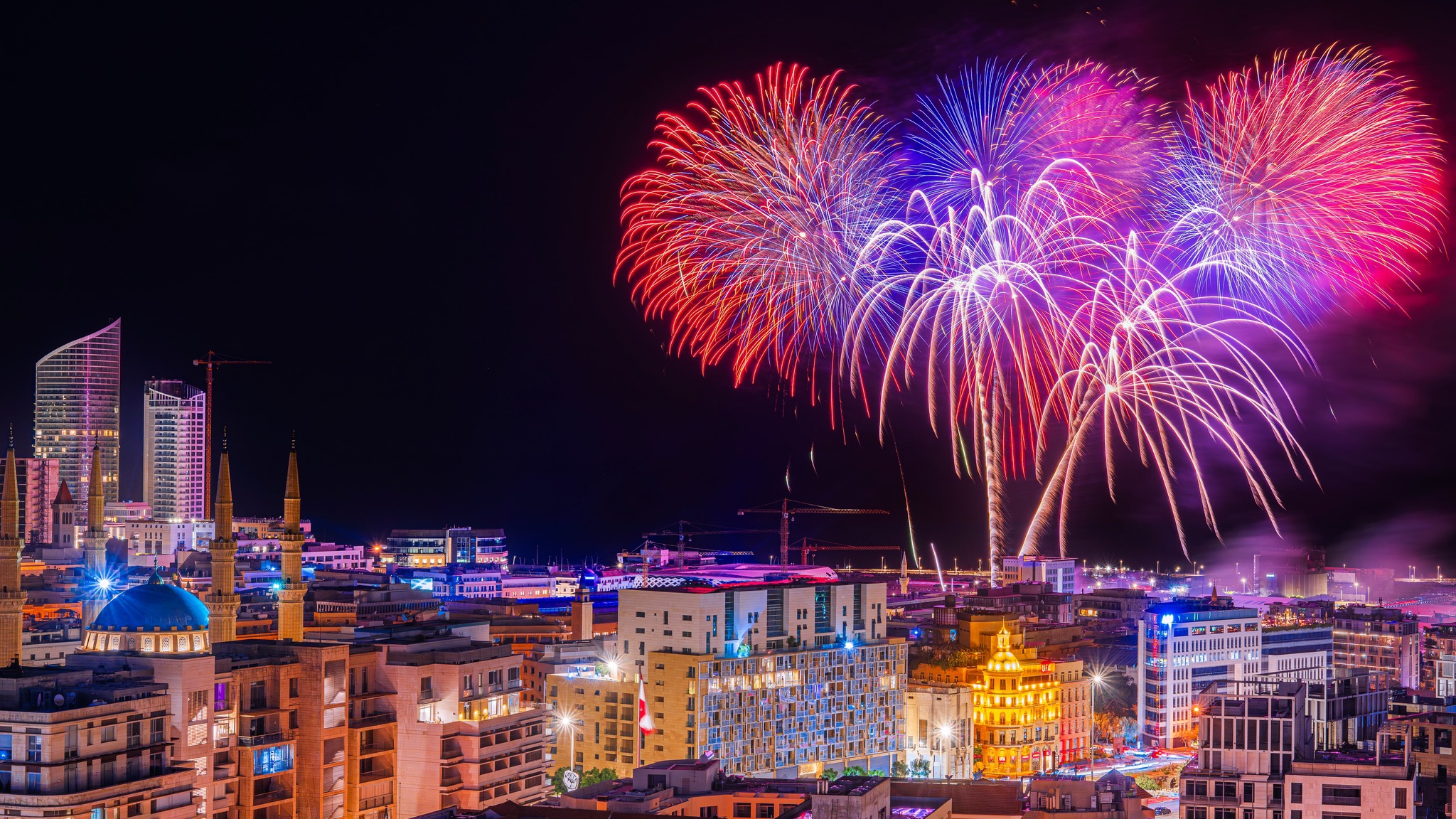 ألعاب نارية تنير سماء بيروت (تصوير نبيل إسماعيل)