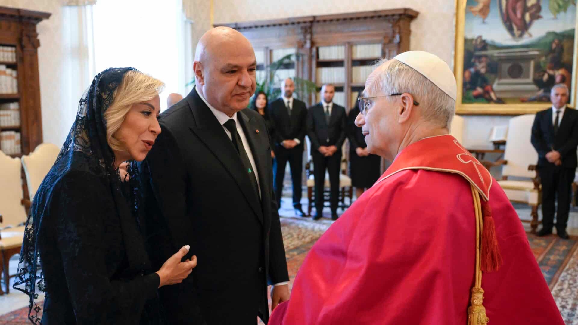 الحبر الأعظم مستقبلاً في الفاتيكان الرئيس اللبناني جوزيف عون والسيدة الأولى نعمت عون