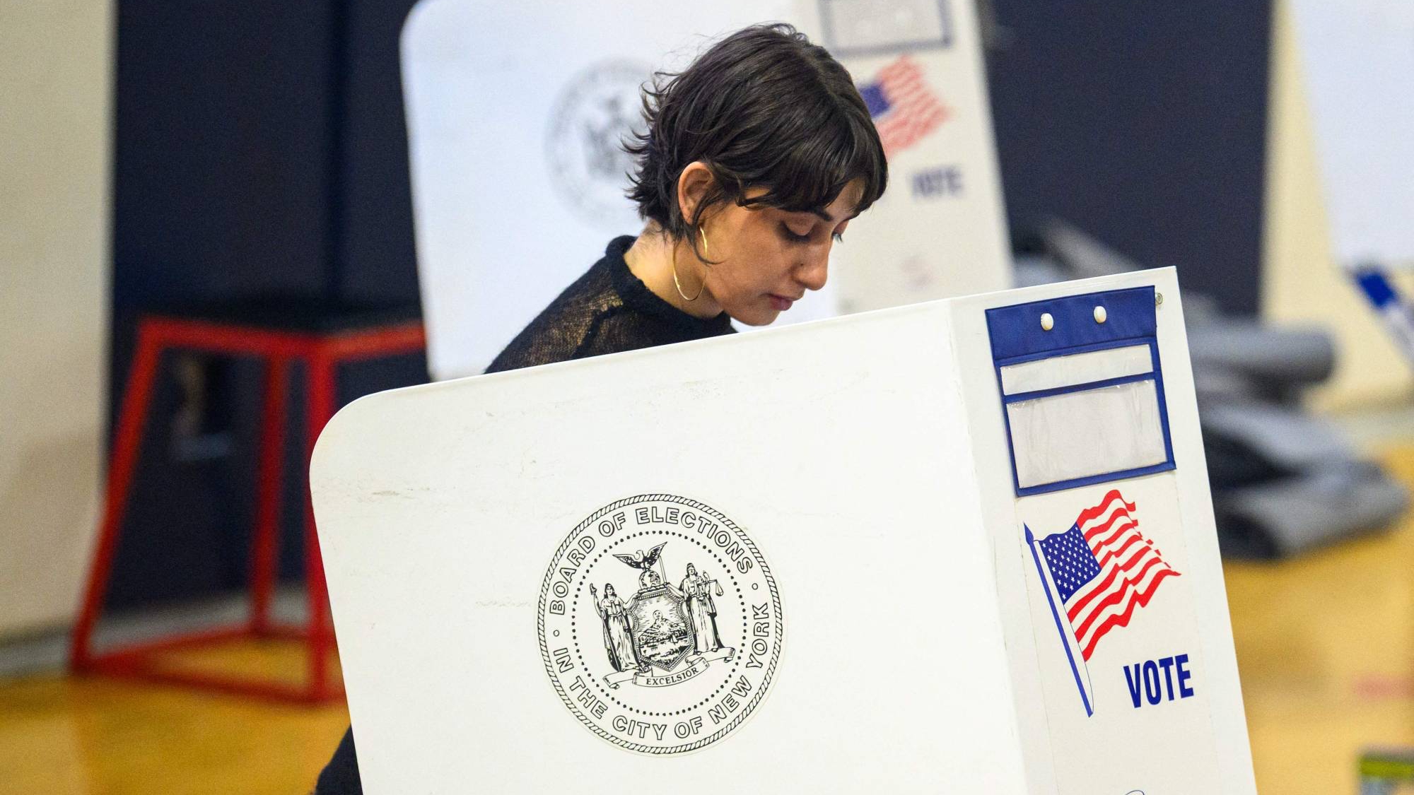 راما دوجي، زوجة زهران ممداني، تدلي بصوتها في مدرسة فرانك سيناترا للفنون في 4 تشرين الثاني (نوفمبر) 2025 في حي كوينز بمدينة نيويورك