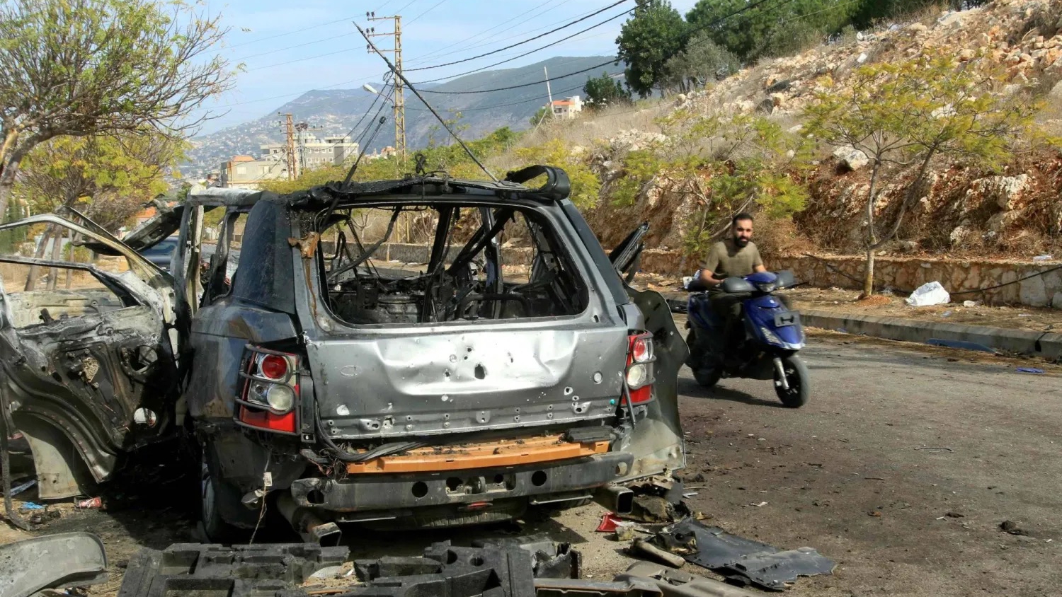 حطام سيارة استهدفتها طائرة إسرائيلية في قرية كفر رمان بالنبطية بجنوب لبنان