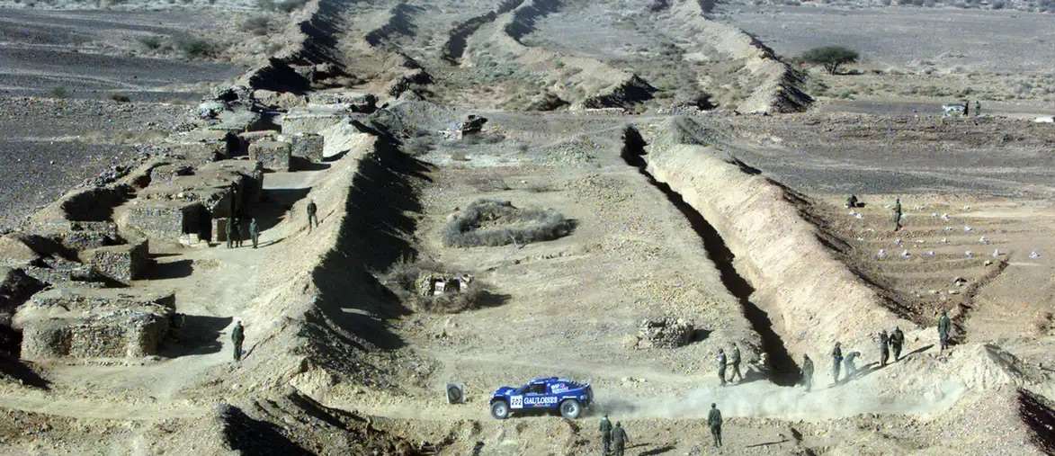 مشهد من الجدار الأمني المغربي في الصحراء الممتد على طول 2700 كيلومتر