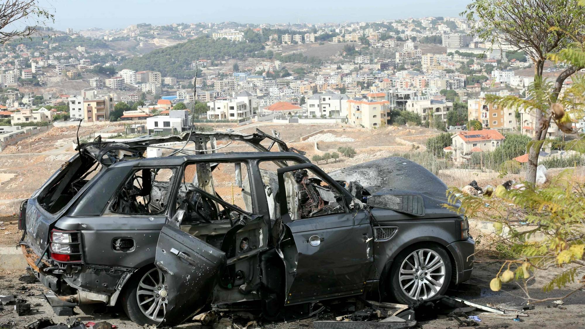 سيارة استُهدفت بغارة إسرائيلية في بلدة كفرمان وأدت إلى مقتل 4 أشخاص وإصابة 3 آخرين في جنوب لبنان