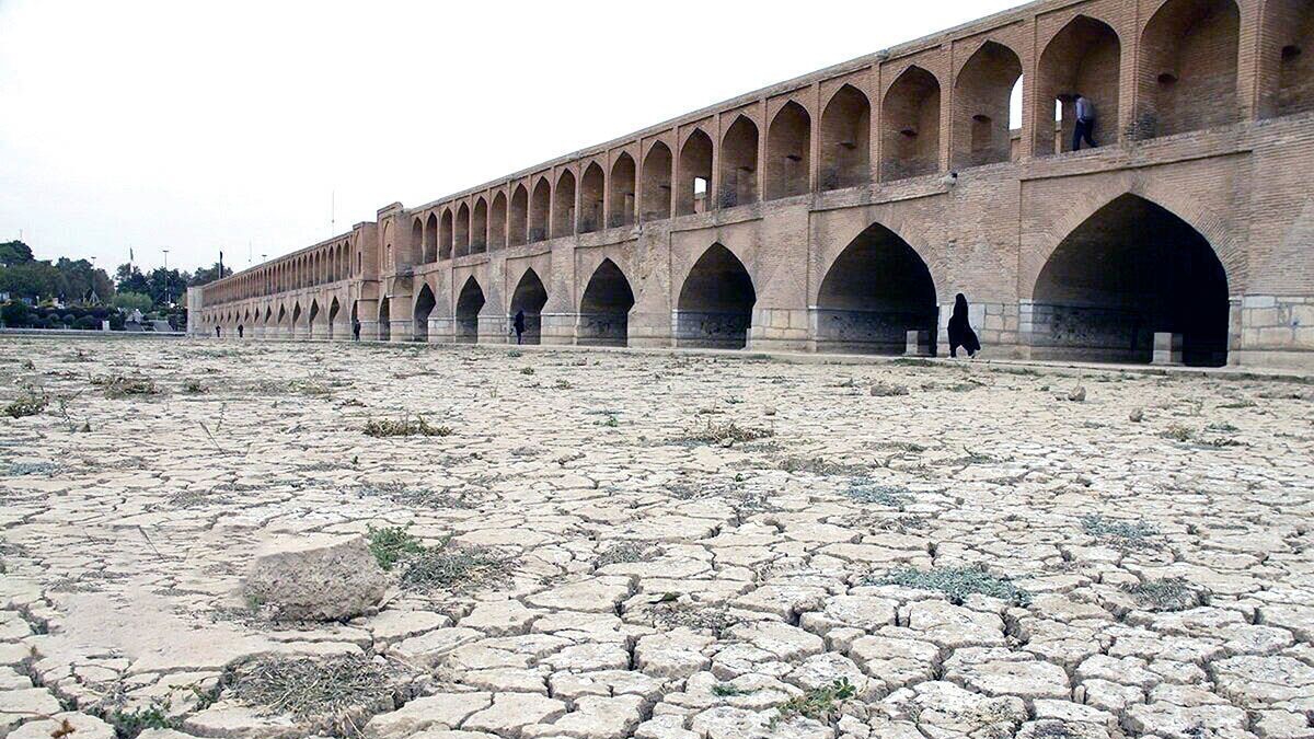 مجرى نهر زاينده رود الجاف، رمز لمافيا الحرس الثوري وأزمة المياه في إيران