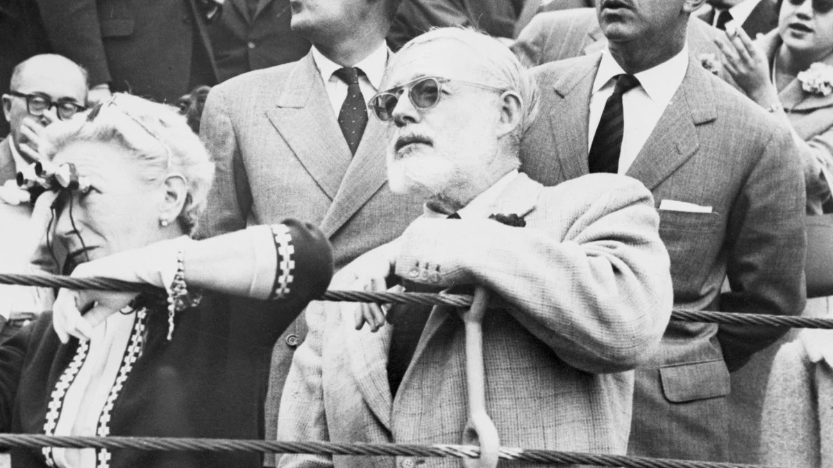  الكاتب الأميركي إرنست هيمنغواي يرتاد أحد عروض مصارعة الثيران في بامبلونا، إسبانيا