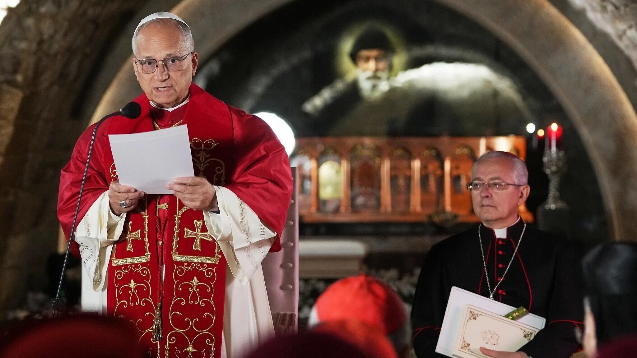 البابا ليون خلال زيارته مزار القديس شربل في عنايا