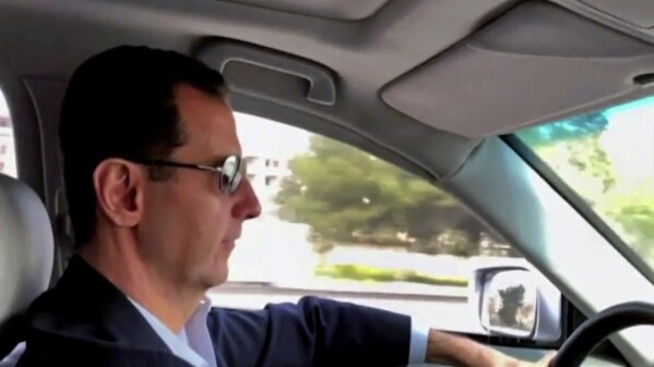 بشار الأسد يقود سيارته في أحد أحياء دمشق