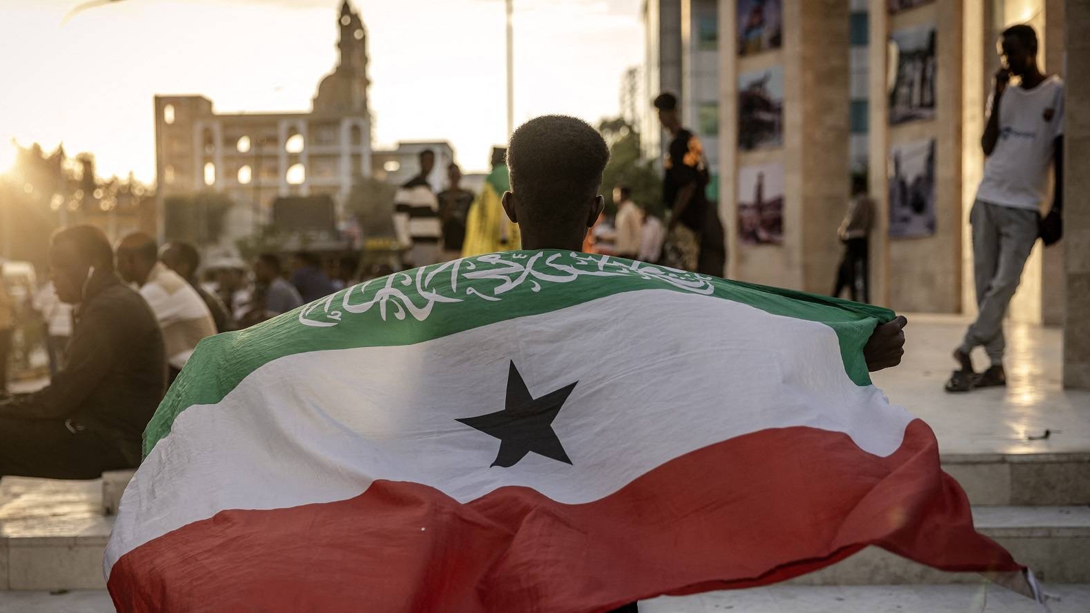 شاب يحمل علم «أرض الصومال» أمام النصب التذكاري لحرب هرغيسا