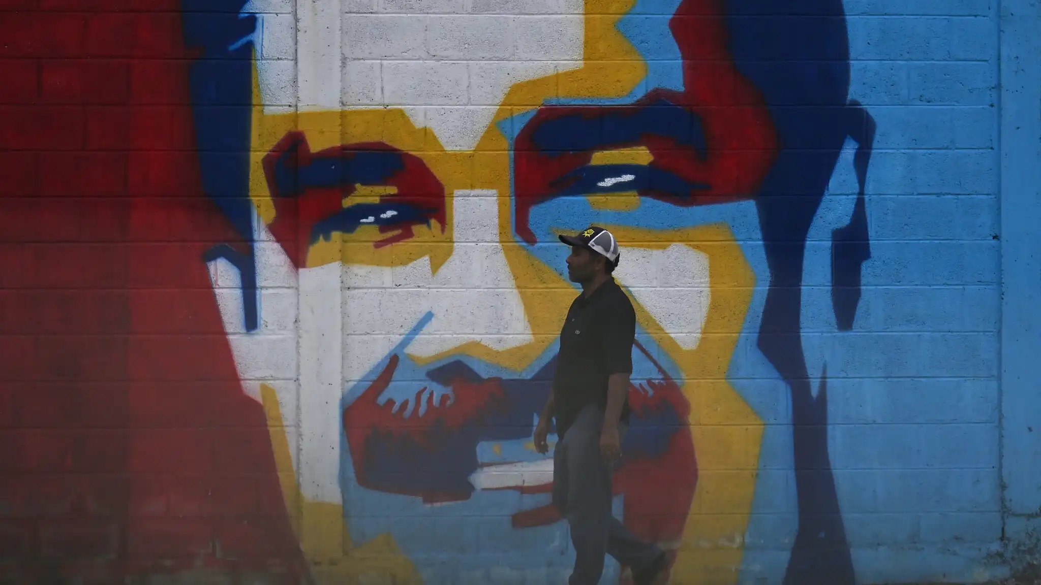 أسفرت عملية عسكرية نفّذتها الولايات المتحدة في فنزويلا عن اقتياد رئيس الدولة نيكولاس مادورو وزوجته إلى نيويورك لمواجهة اتهامات جنائية