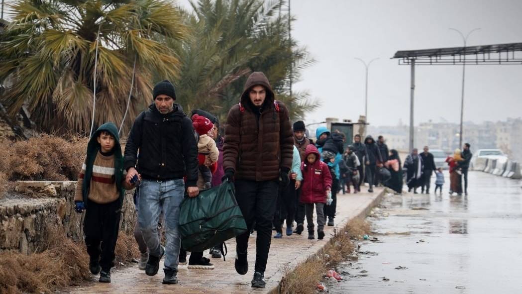 خروج الأهالي من حي الشيخ مقصود في مدينة حلب عبر ممر إنساني