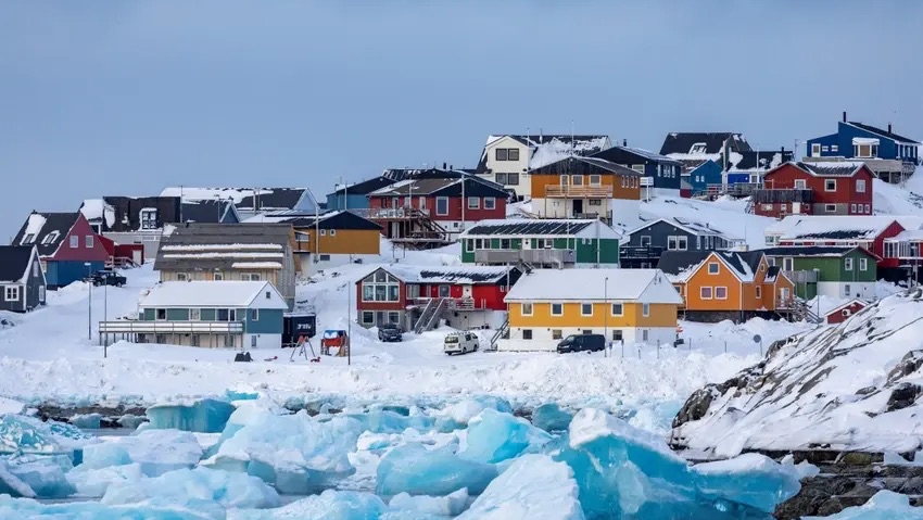 جبل جليدي يطفو أما سواحل العاصمة نوك