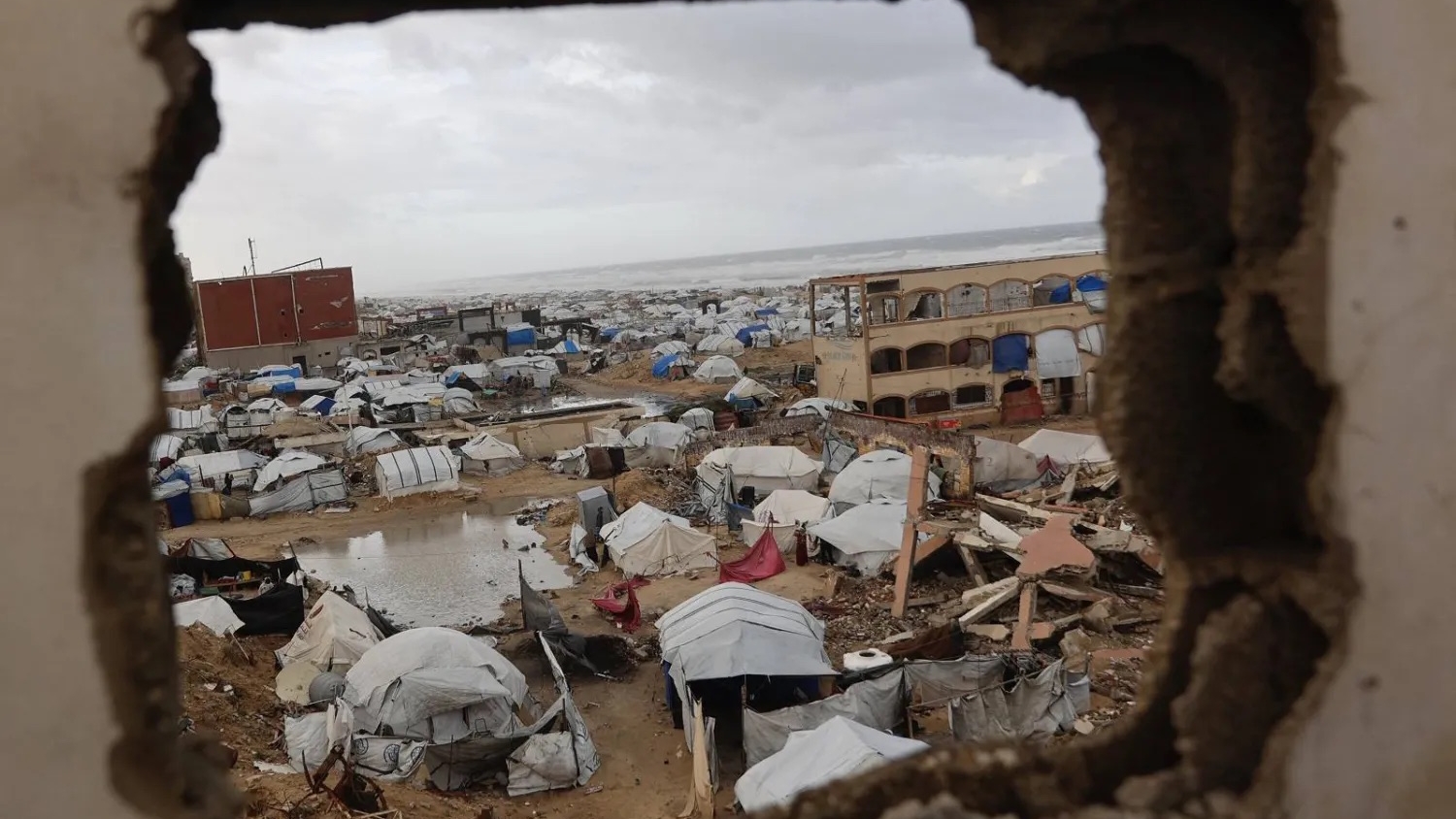 خيام تأوي عائلات فلسطينية نازحة نُصبت على طول شاطئ مدينة غزة بينما تجتاح رياح شتوية قوية القطاع الفلسطيني