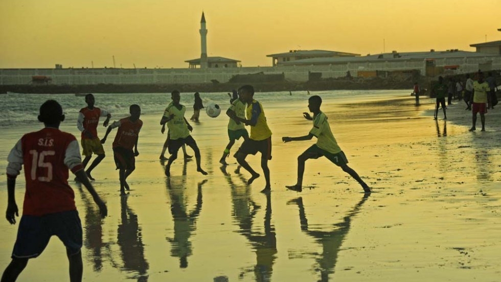 أطفال يلعبون الكرة في مقديشو