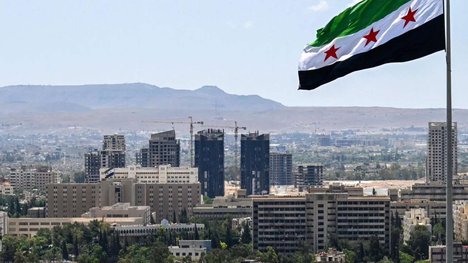 العلم السوري يرفرف فوق العاصمة دمشق