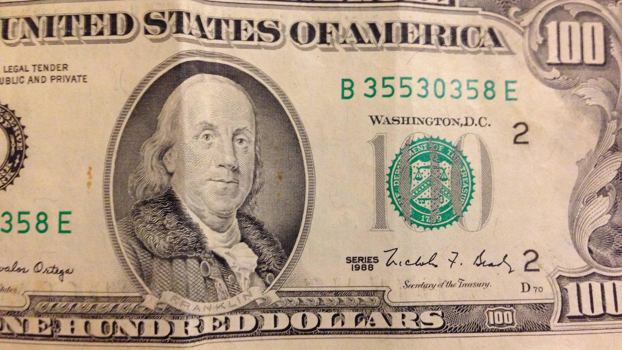 في سوريا "أُلبس الدولار القديم ثوب الشك والريبة، وكأنه شاهد على زمن لم يعد مرغوبًا فيه"