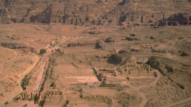 العثور على مسرح أثري ضخم في البتراء جنوب الأردن
