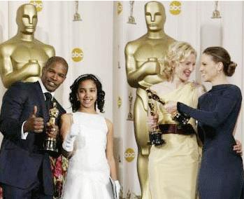 من اليمين سوانك تحتفل مع كيت وفوكس مع ابنته بالأوسكار