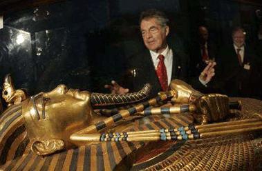 عرض مومياء الفرعون توت عنخ امون بعد نقلها من مقبرته