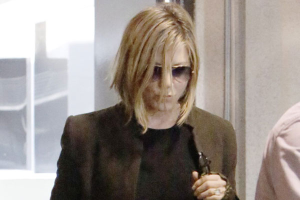 جينيفر أنيستون تتخلى عن شعرها الجميل