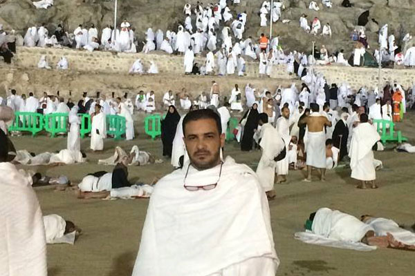 صورة محمد رجب في جبل عرفة خلال تأدية مناسك الحج