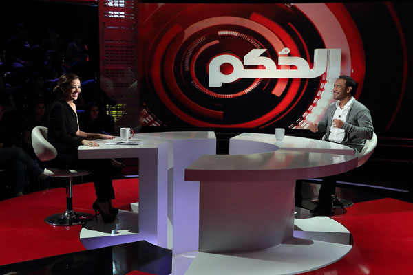 عمرو مصطفى مع المضيفة الإعلامية وفاء الكيلاني