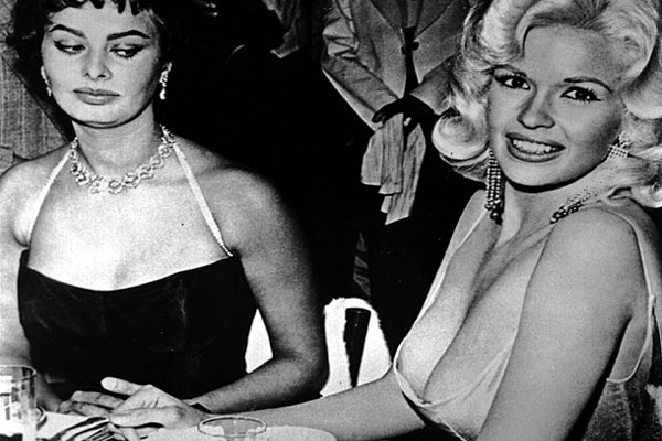 صوفيا لورين ترمق جين مانسفليد نظرتها الشهيرة