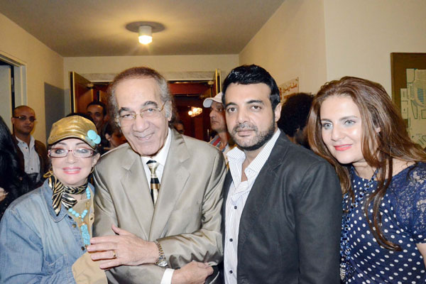 الفنان محمود ياسين مع عائلته