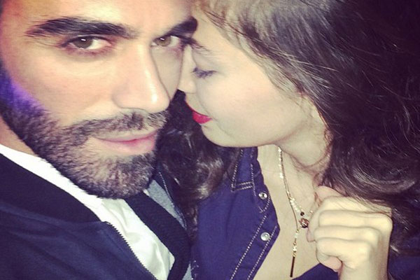 صورة نيسليهان أتاغول مع شقيق حبيبها كمال دوغلو التي أثارت الإنتقادات اللاذعة 