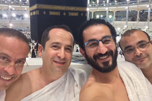 أحمد حلمي مع الأصدقاء خلال إدائه مناسك العمرة