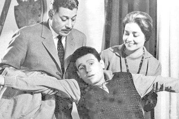 مديحة يسري في مشهد مع عبد الحليم حافظ وعماد حمدي