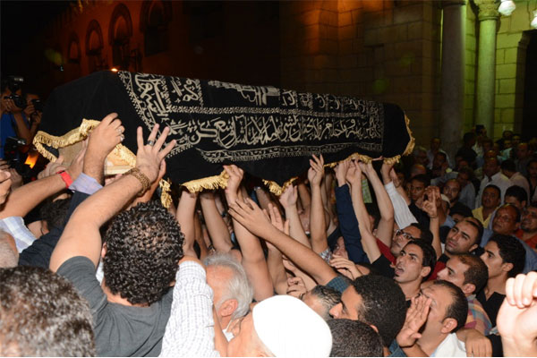 جثمان الفنان الراحل خالد صالح على الأكف