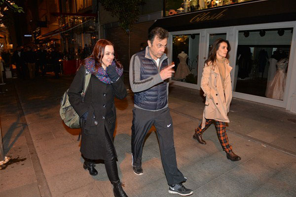 سونغول أودن برفقة حبيبها كرم ألشيك والممثلة دنيز إيغور